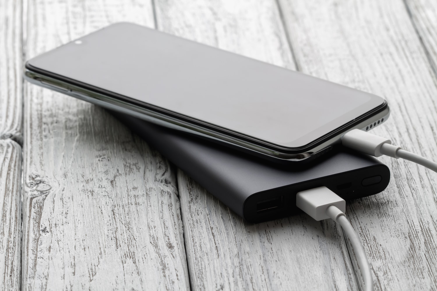 un smartphone encima de una batería externa